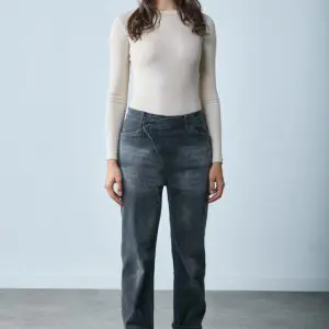 Asymmetric button jeans