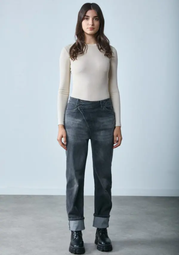 Asymmetric button jeans