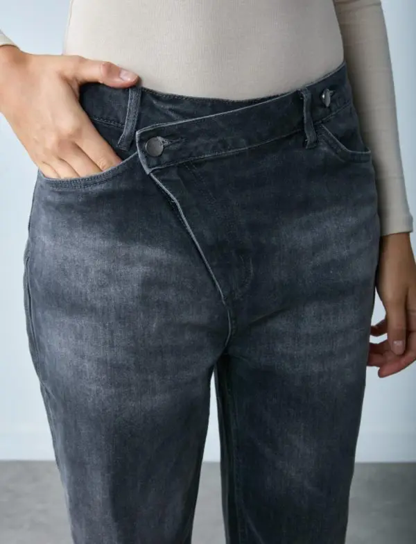 Asymmetric button jeans