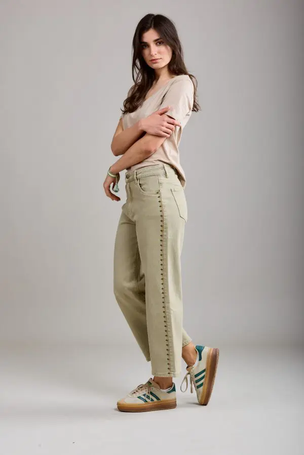 Beautiful embroidered jeans in a dusky rose pink colour. Comfortable and with some stretch. Cropped culottes style. Perfect for those summer days ahead.