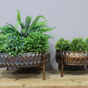 Planter tray with legs in two sizes.