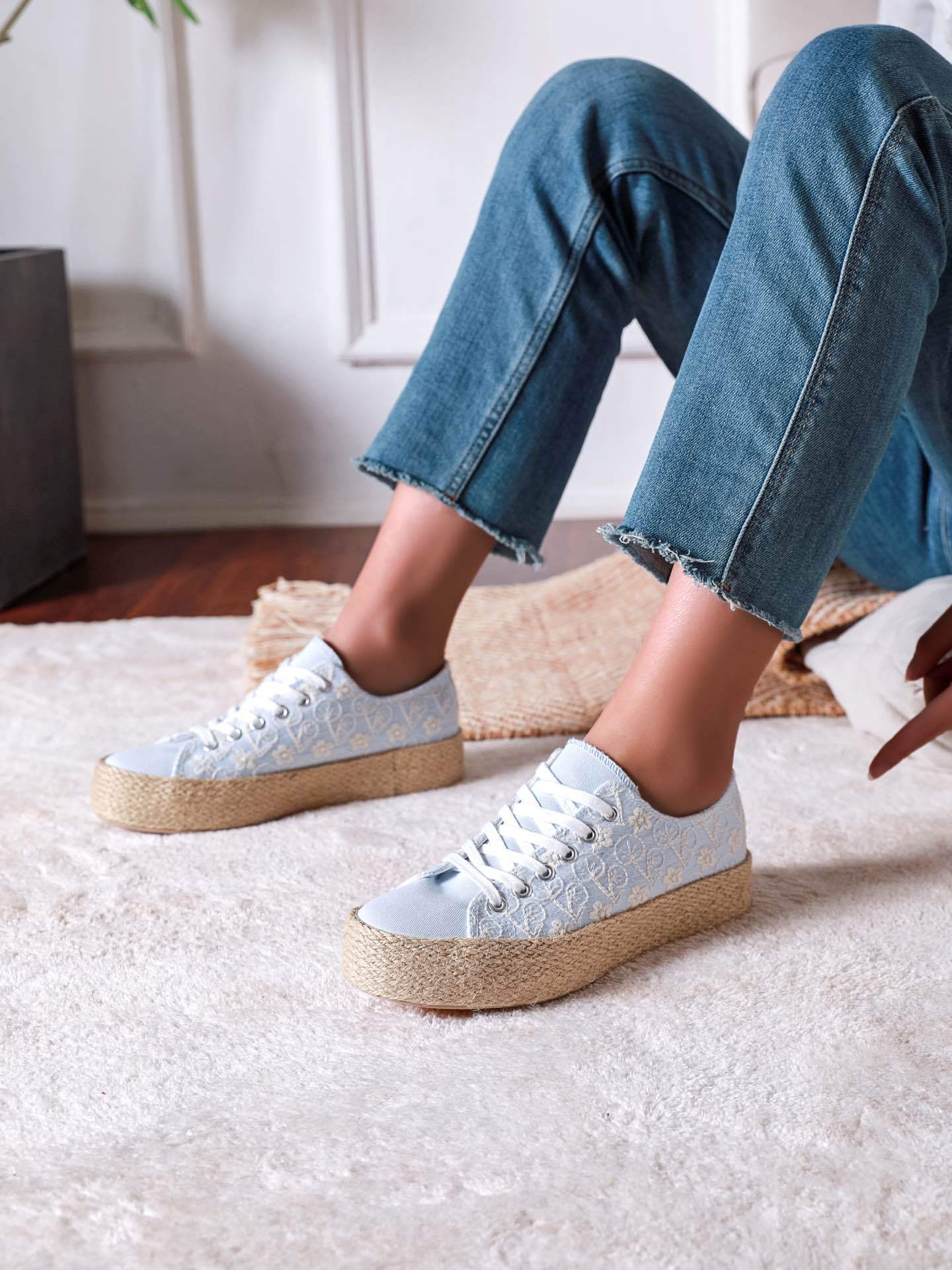 EMBROIDERY ANGLAISE HESSIAN TRAINER