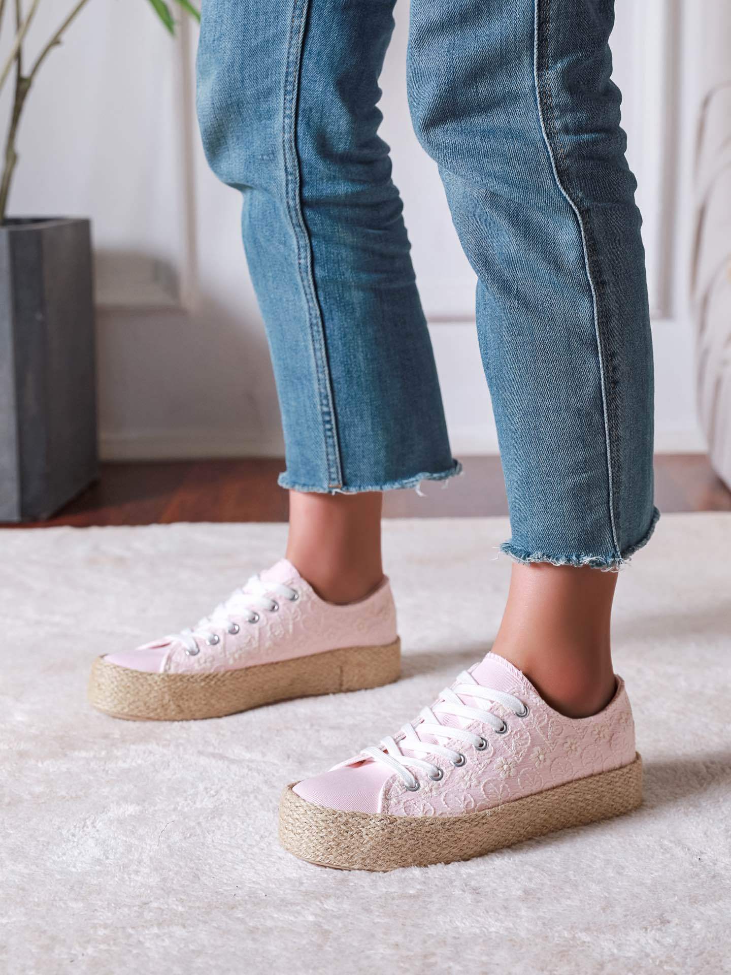 EMBROIDERY ANGLAISE HESSIAN TRAINER